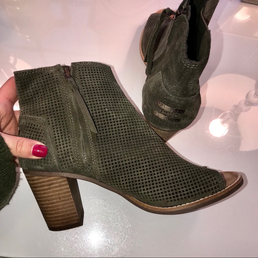EXCELLENT CONDITION TOMS HEEL - COMFY AND CUTE